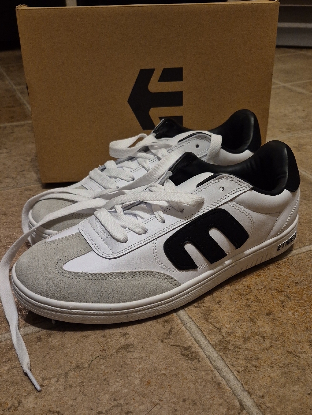 Etnies White, Black & Gray Low-Top Skate Shoes